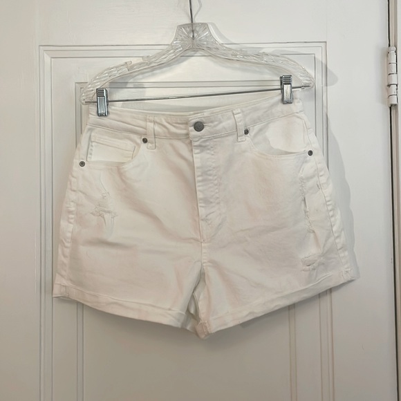White distressed jean short - Picture 1 of 3